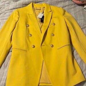 A super cute mustard blazer!